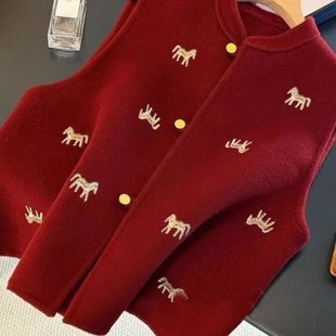 红色绣马图案中老年大码女士无袖内搭马甲春秋季新款温暖舒适百搭
