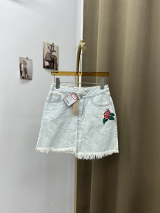 百搭显瘦牛仔短裙高腰刺绣花毛边款 时尚 水洗色 新款 2025夏季