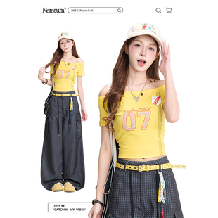 辣妹运动风露肩短款 T恤女夏季 上衣 数字印花一字领短袖 NERESUM美式