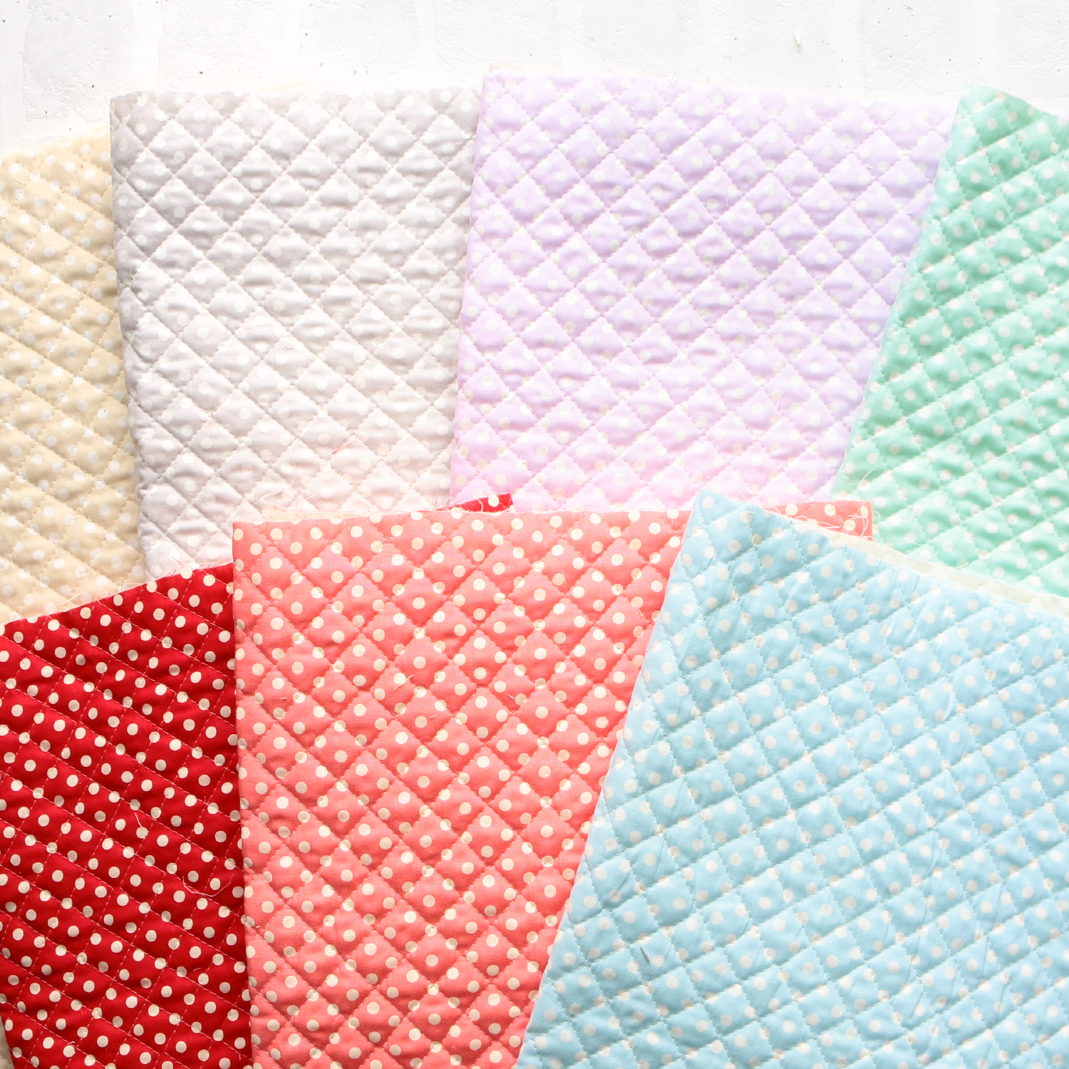 25cm日本进口夹心纯棉水玉波点手作化妆包拼布艺坐垫绗缝包包面料