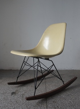 Hermanmiller 产中古 Eames rocker 60年代 米白色休闲摇椅
