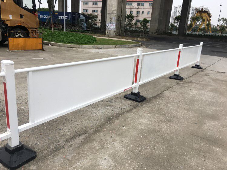 锌钢交通道路广告版护栏物业小区商场隔离宣传围栏挡板铁艺栏杆网