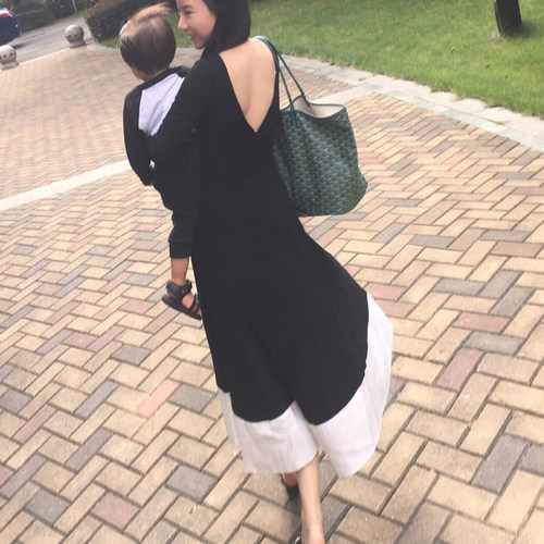 精选微弹又不容易变型的罗马布制作而成，保证的穿着的舒适度，最大的看点是大V领前后都可以穿，下面宽宽的裙摆拼接了一圈白色，黑白拼色的设计摆脱了黑色的沉闷，走哪都是亮眼的风景