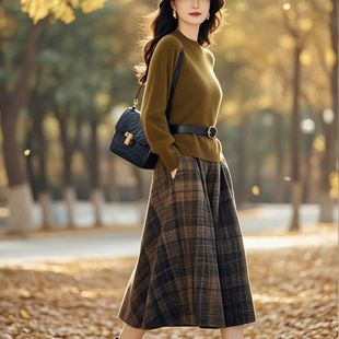 秋冬季文艺复古港风高级感绿色毛衣配格子毛呢半身裙质感穿搭套装