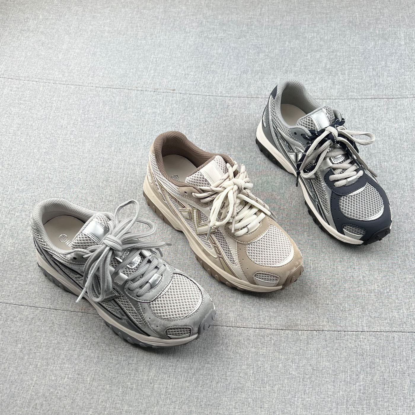 显脚小~真皮网面防滑慢跑鞋登山鞋女2026年春款轻便运动休闲鞋