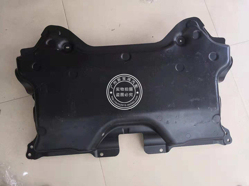 适用于奔驰 W204 W218 W212 W207 发动机下护板车底挡泥板油底壳