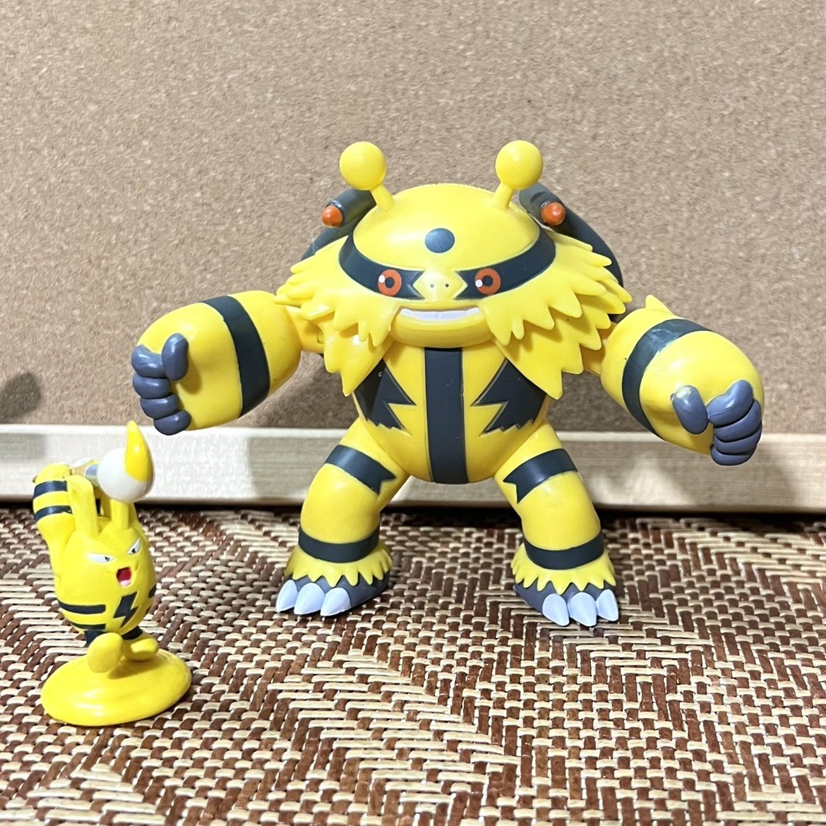 神奇宝贝宠物小精灵口袋怪大号可动电击魔兽送一只奇谭画笔电击怪