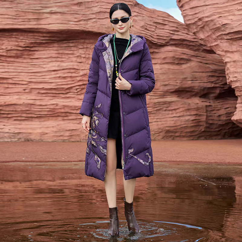 2025冬季新款中年妈妈洋气羽绒服中长款连帽显瘦时尚刺绣羽绒服女