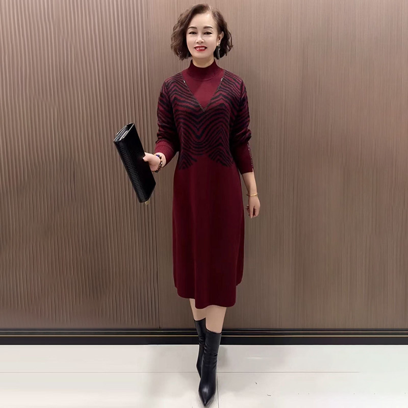 中年妈妈针织连衣裙2025秋冬新款宽松大码遮肚半高领过膝打底裙子