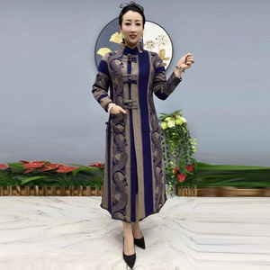 中老年妈妈装时尚高端风衣外套大码长款显瘦气质复古提花盘扣大衣