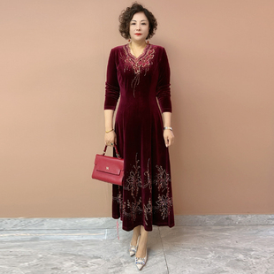 中年妈妈洋气连衣裙2025秋冬新款大码收腰显瘦气质丝绒绣花长裙子