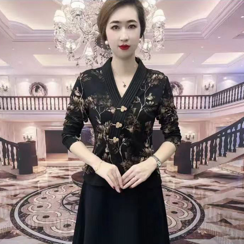 秋冬新款妈妈中式上衣改良旗袍装复古盘扣民族风印花时尚V领小衫