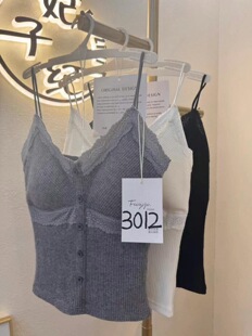 妃子纪3012蕾丝边V领吊带背心女内搭带胸垫一体杯打底衫纽扣上衣