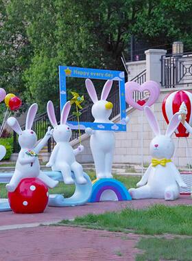 户外卡通兔子座椅玻璃钢雕塑商场店铺幼儿园美陈网红打卡拍照摆件