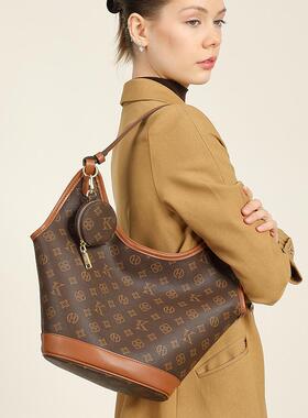 轻奢高级复古老花包包女2024新款通勤大容量单肩腋下包手提水桶包