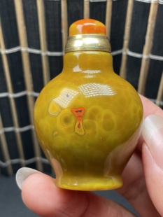 战国红玛瑙精品鸡油黄满龟背纹漂砂鼻烟壶摆件把件