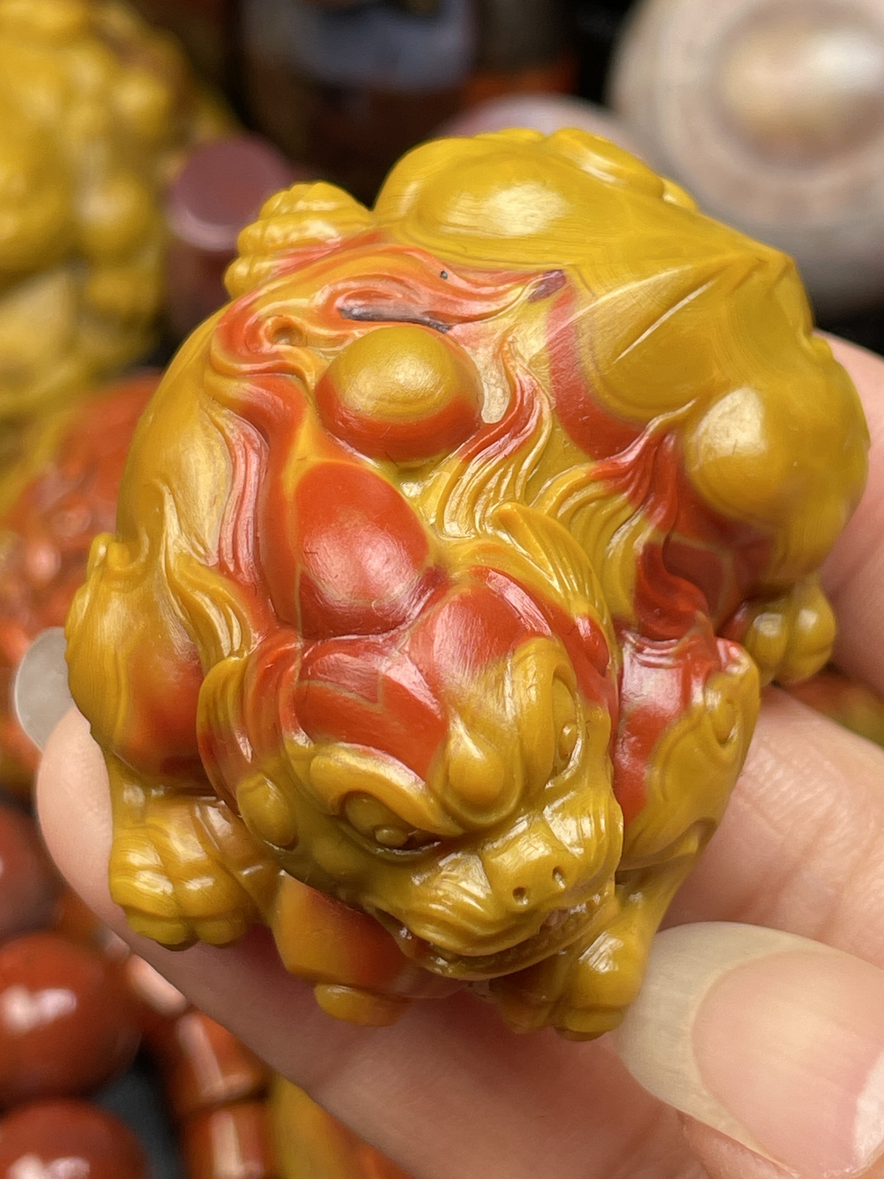 战国红玛瑙精品大湾红黄俏色巧雕苏工精雕鸿运当头貔貅把件摆件
