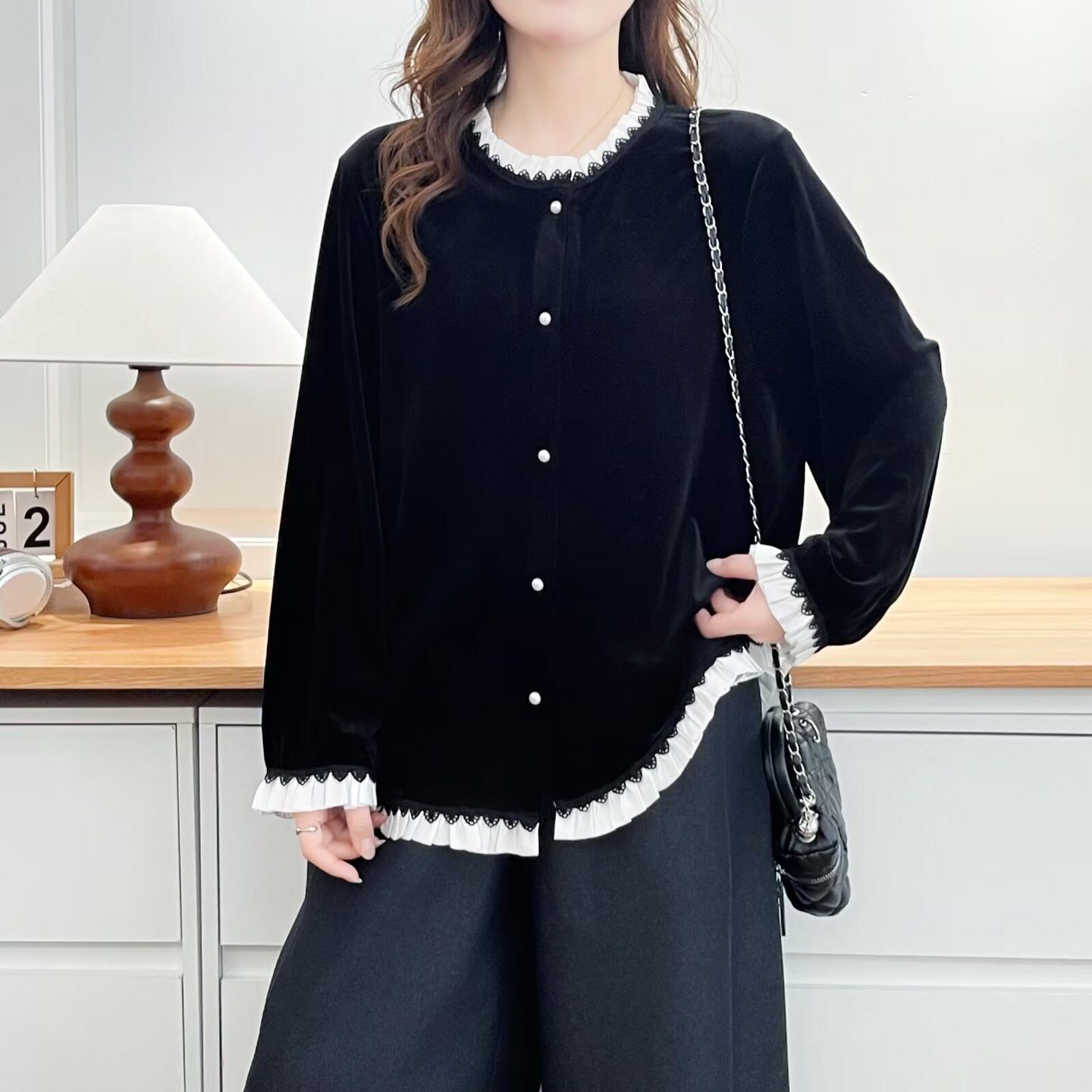 大码胖mm韩版减龄气质丝绒花边圆领衬衫女春季新款时尚上衣26001
