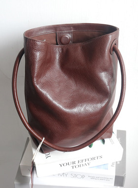 新款植鞣头层牛皮水桶包~气质小众不对称复古时尚真皮单肩包女包