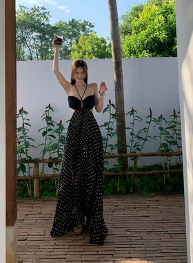 Lienni夏花2026新款气质宽松显瘦法式波点长款镂空挂脖连衣裙女