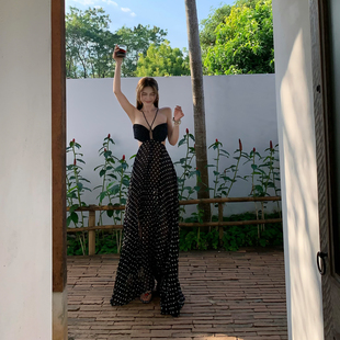 Lienni夏花2026新款气质宽松显瘦法式波点长款镂空挂脖连衣裙女