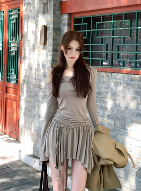 Lienni2025秋季新款气质收腰显瘦长袖斜肩亨利领镂空针织连衣裙女