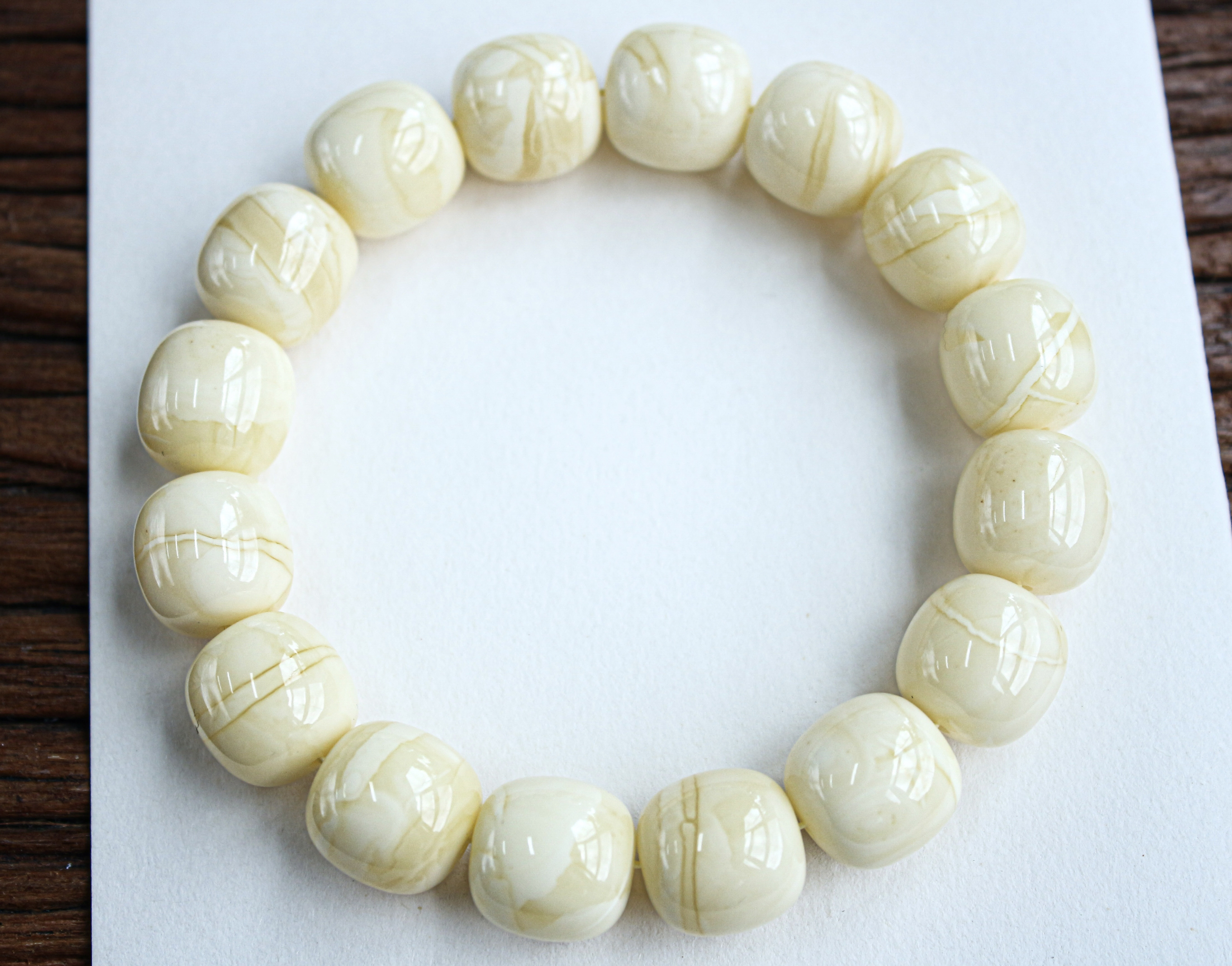 同料老型手串 14mm俄料瓷白花同料高桩老型手串。 重：28.32克