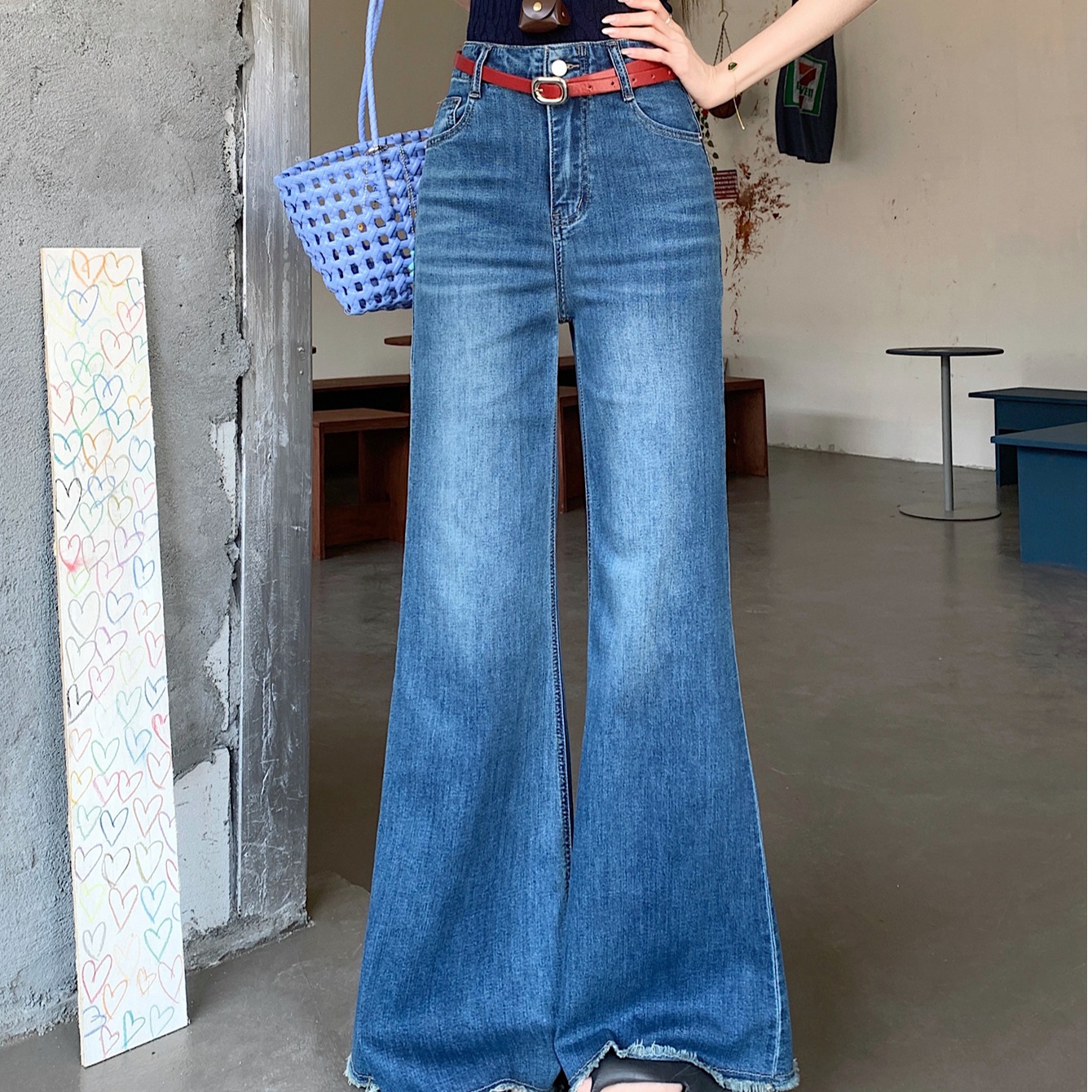 轻奢蓝色牛仔女装高腰直筒微喇叭牛仔长裤脚口须边拖地阔脚裤子女