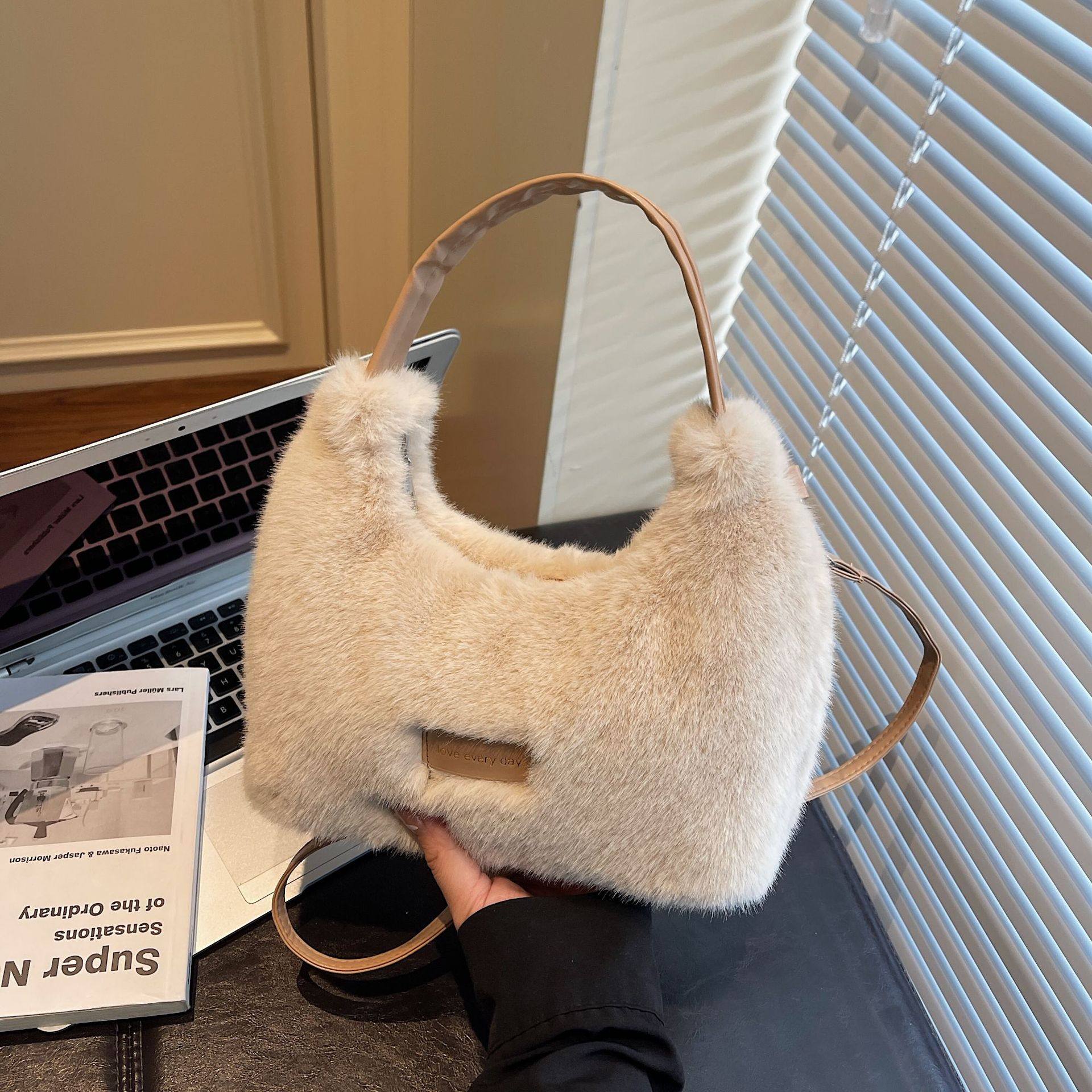 毛绒绒包包女2025新款秋冬小众超火手拎毛毛包休闲百搭单肩斜挎包,箱包皮具/热销女包/男包,腋下包,淘宝优惠券,粉丝福利购,淘宝优惠卷