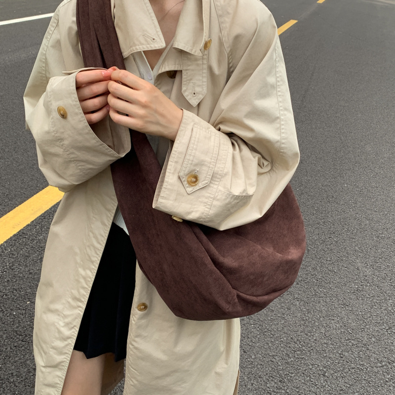 麂皮绒大容量复古饺子包2025新款女士通勤休闲韩版斜跨单肩腋下包