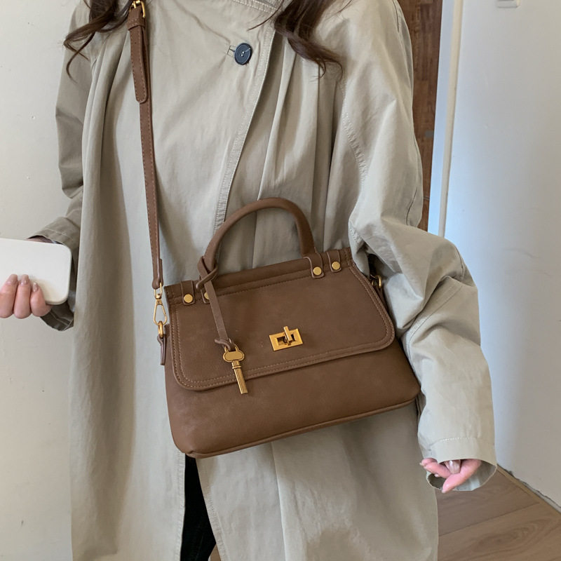 高级感手提腋下包包女2025新款时尚轻奢百搭通勤包复古单肩斜挎包,箱包皮具/热销女包/男包,小方包,淘宝优惠券,粉丝福利购,淘宝优惠卷