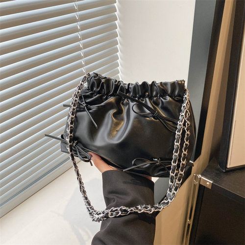 褶皱时尚韩版休闲包2024春季新款百搭ins单肩斜挎包链条水桶包女