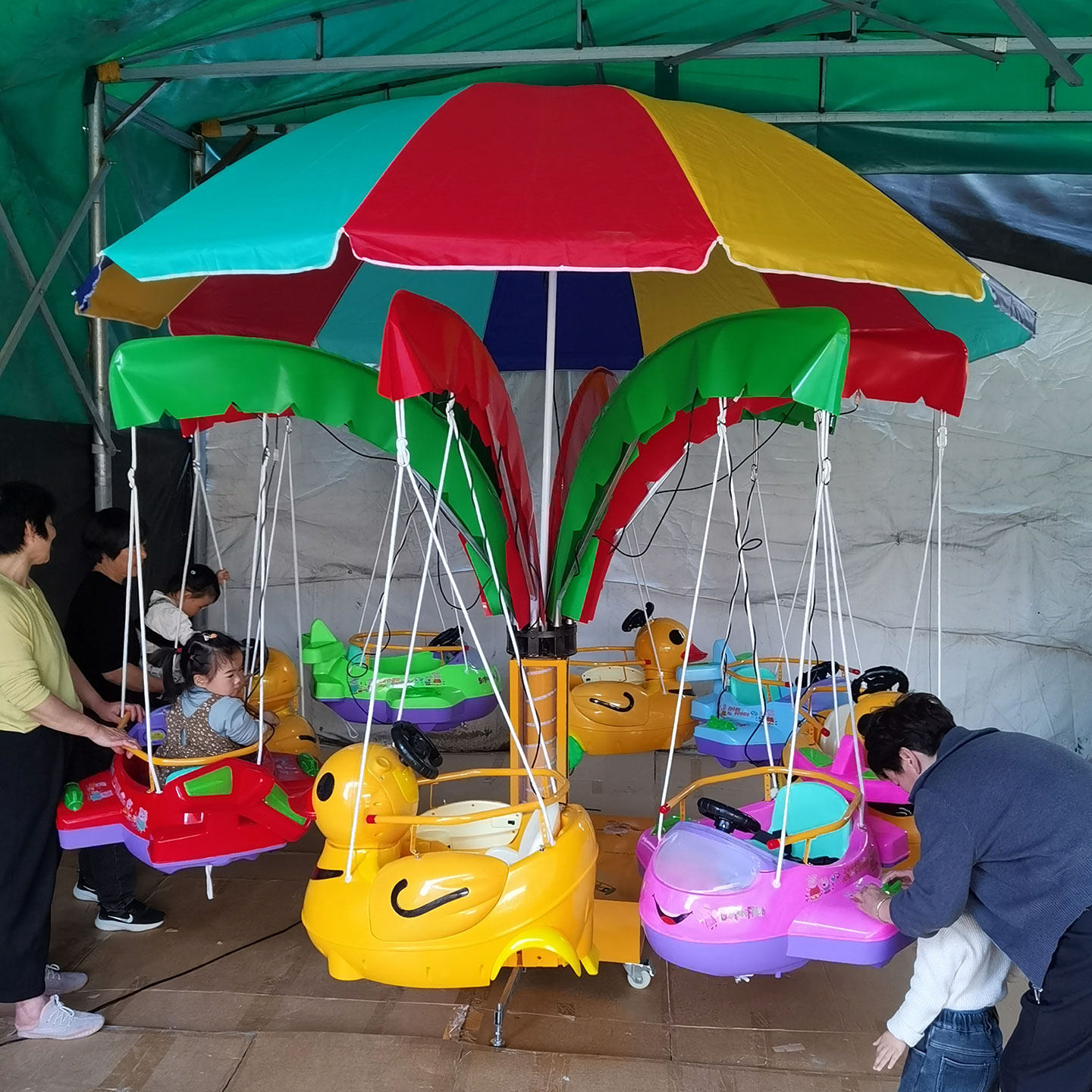 广场旋转小黄鸭飞椅可移动带伞电动旋转飞车庙会摆摊儿童游乐设备
