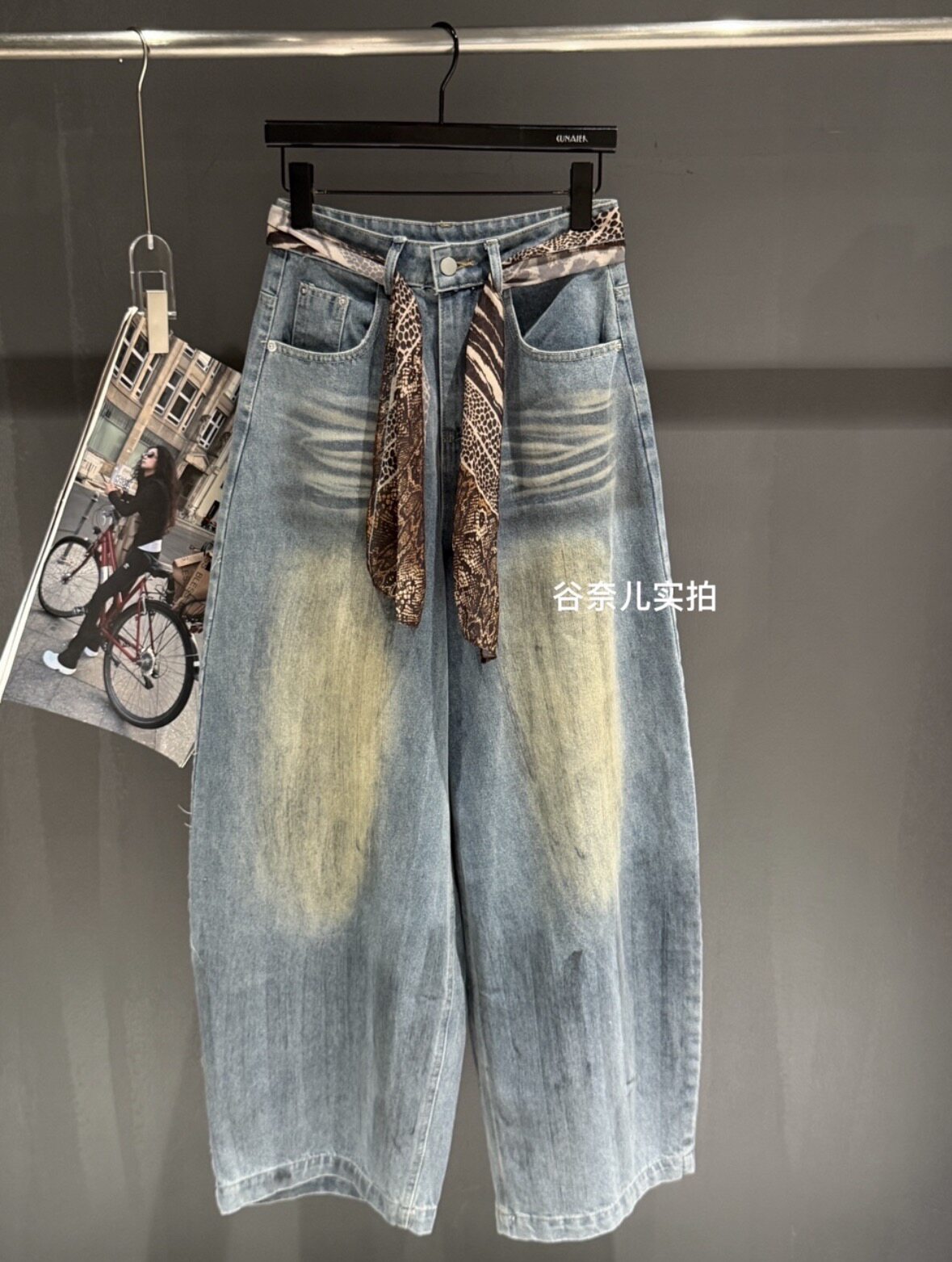 早秋2026新款美式复古做旧脏脏牛仔裤女小众设计百搭长裤 配丝巾