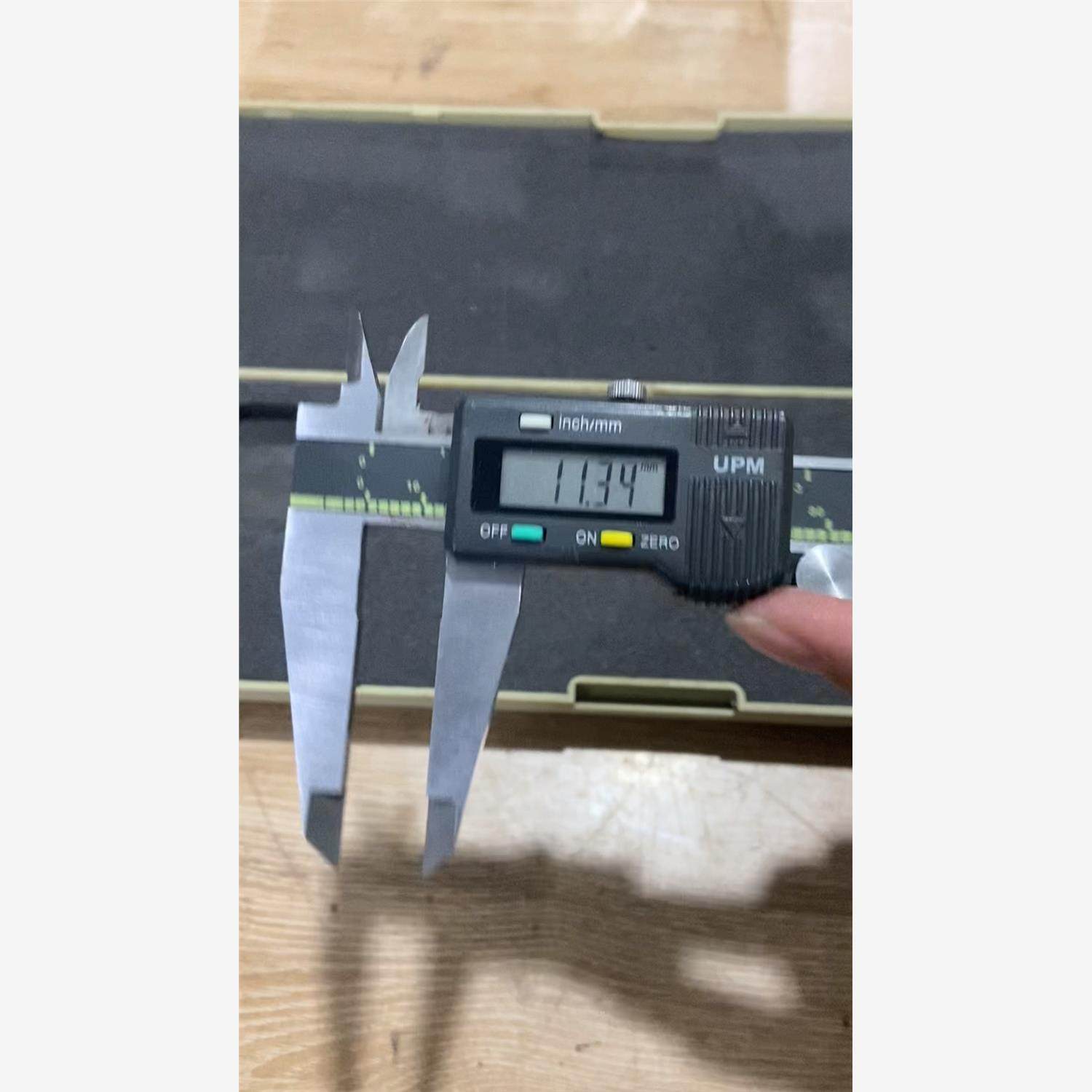 非三丰卡尺 UPM电子数显卡尺0-300mm功能正常  带盒议价下单