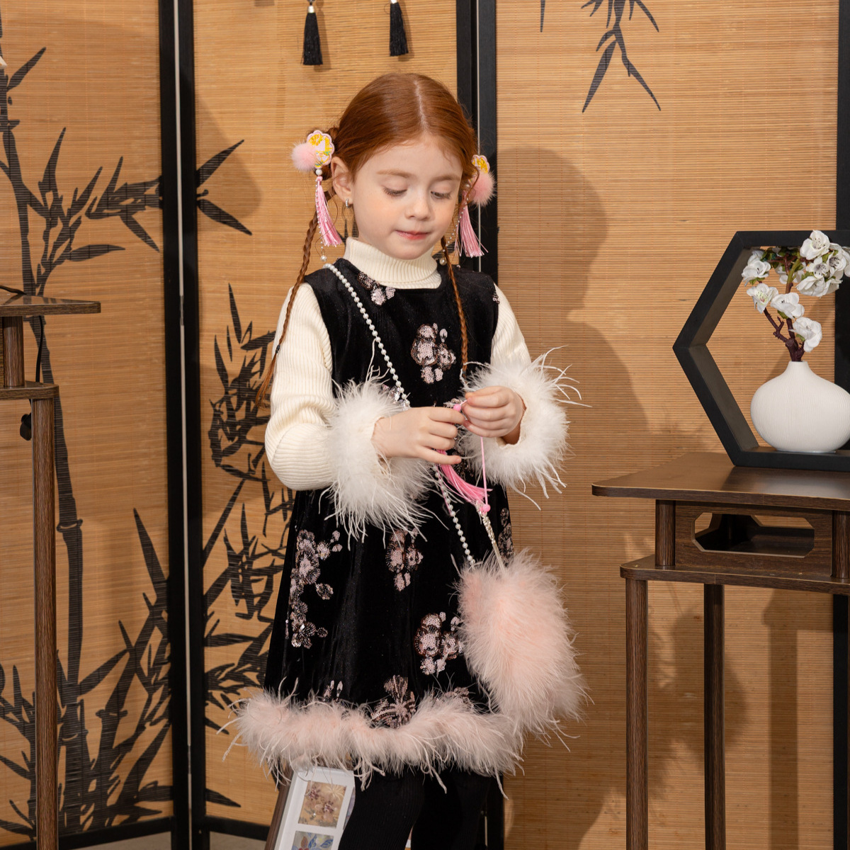 25年冬季新款年服拜年服黑色丝绒珠片鸵鸟毛无袖加绒长裙珠链包包