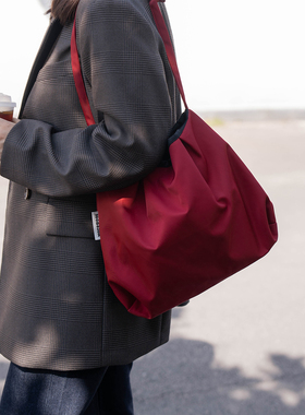 MOREGOOL 23/FW 原创褶皱尼龙云朵包 大容量红色单肩斜挎包