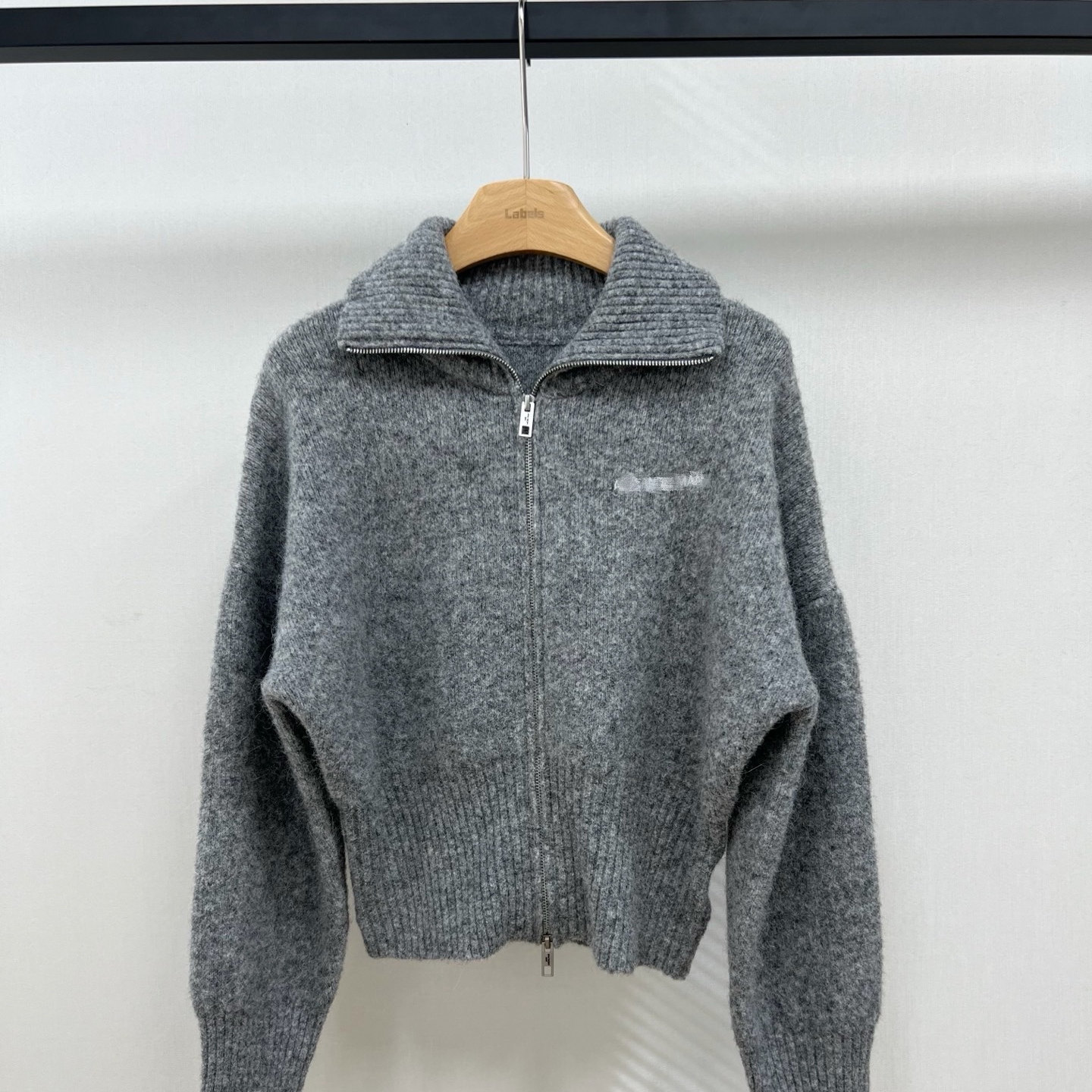 字母刺绣花灰大翻领收腰毛衣外套