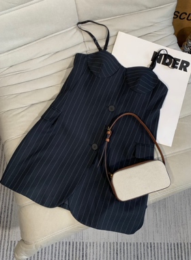 小众设计 24春 可甜可盐百搭立体胸型侧面单排扣条纹修身吊带上衣