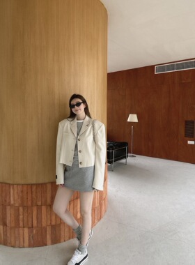 小众设计 24春夏 简约率性酷飒 数字贴标小垫肩毛边短款西装外套