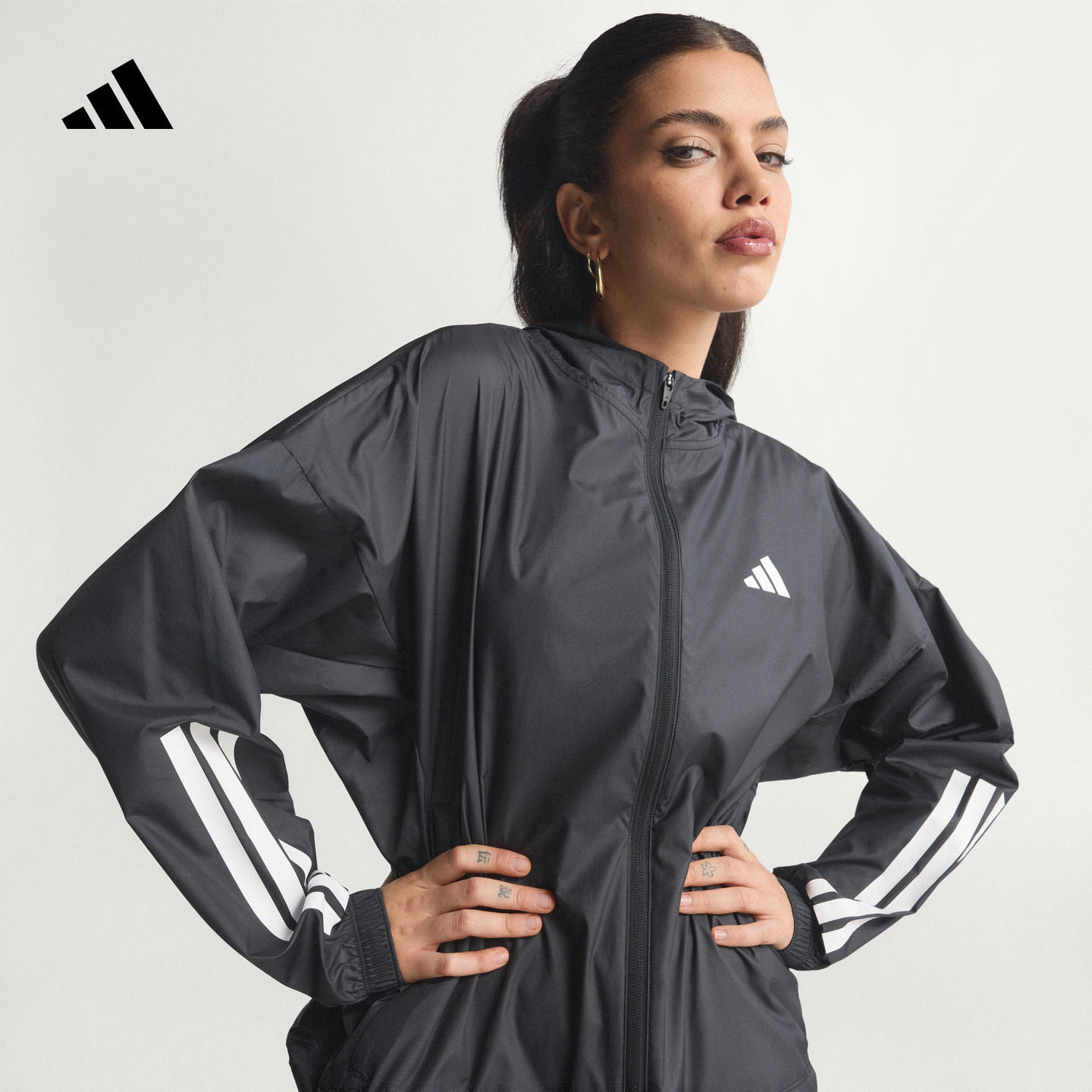 拒水梭织宽松三条纹运动连帽夹克外套健身服女新款adidas阿迪达斯