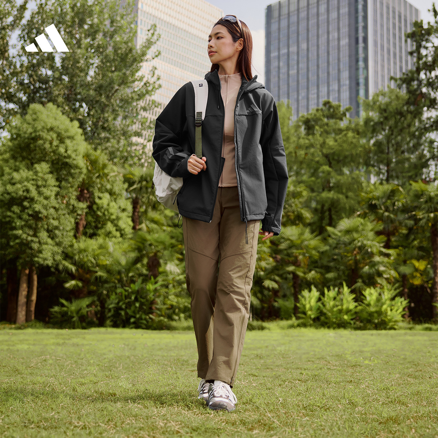 阿迪达斯男女拒水加绒连帽外套