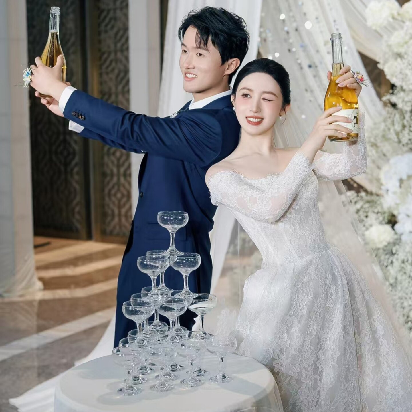 摄影道具小红书流行酒杯亚克力塑料高脚杯婚礼婚庆道具开业香槟塔