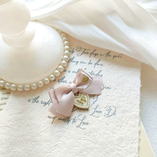 花漾轻复古温柔粉光泽带爱心珍珠吊坠多色mini蝴蝶结胸针领口配饰