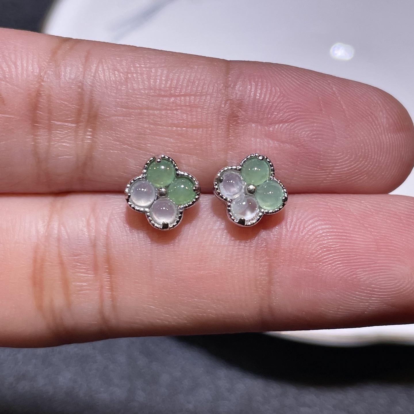 缅甸A货翡翠银镶多宝蛋面四叶草耳钉，种水好，尺寸8.3、3.5mm