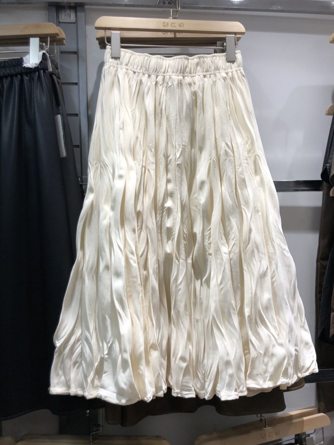 欧货高端杏白色褶皱半身裙仙女秋季高级垂感中长款显瘦a字半裙子