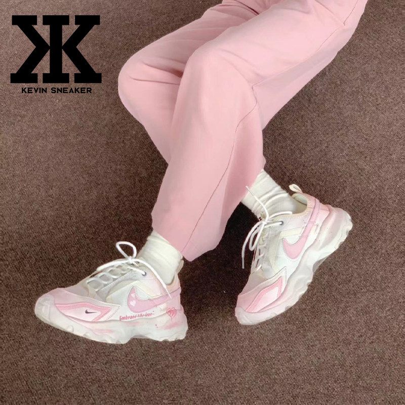 球鞋定制Nike TC7900爱心涂鸦渐变喷绘 低帮运动休闲鞋女款粉白
