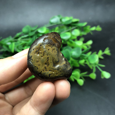 冰彩玛瑙花纹籽料象形原石手把件