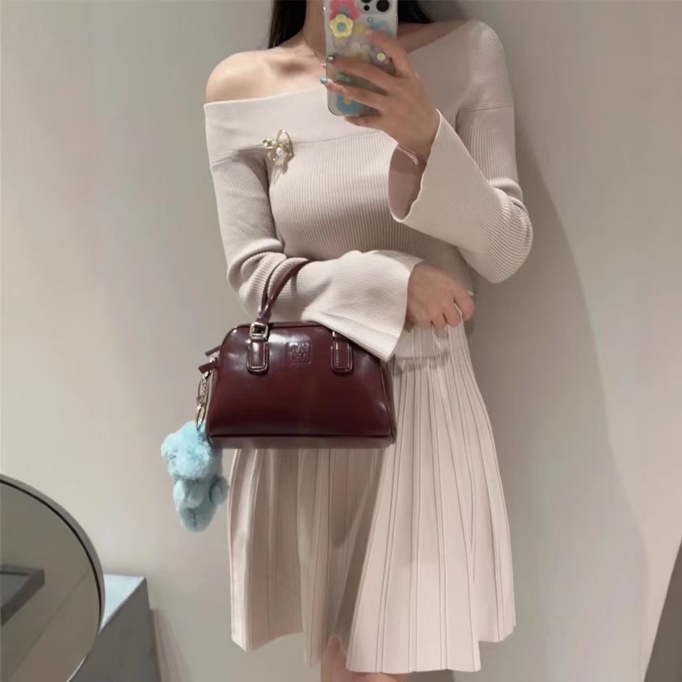 少量到货~S家纯元24秋冬新款气质喇叭袖一字领针织衫+百褶短裙2色