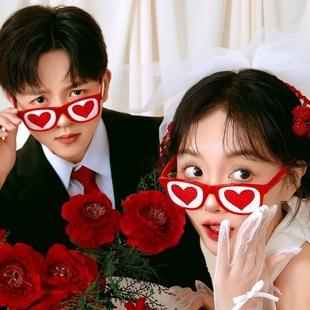 婚纱写真拍照道具爱心墨镜新中式婚礼结婚新娘晨袍手拿喜字灯笼
